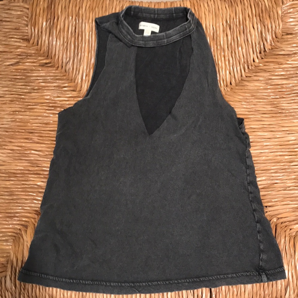 Low V- neck low sides grey tank